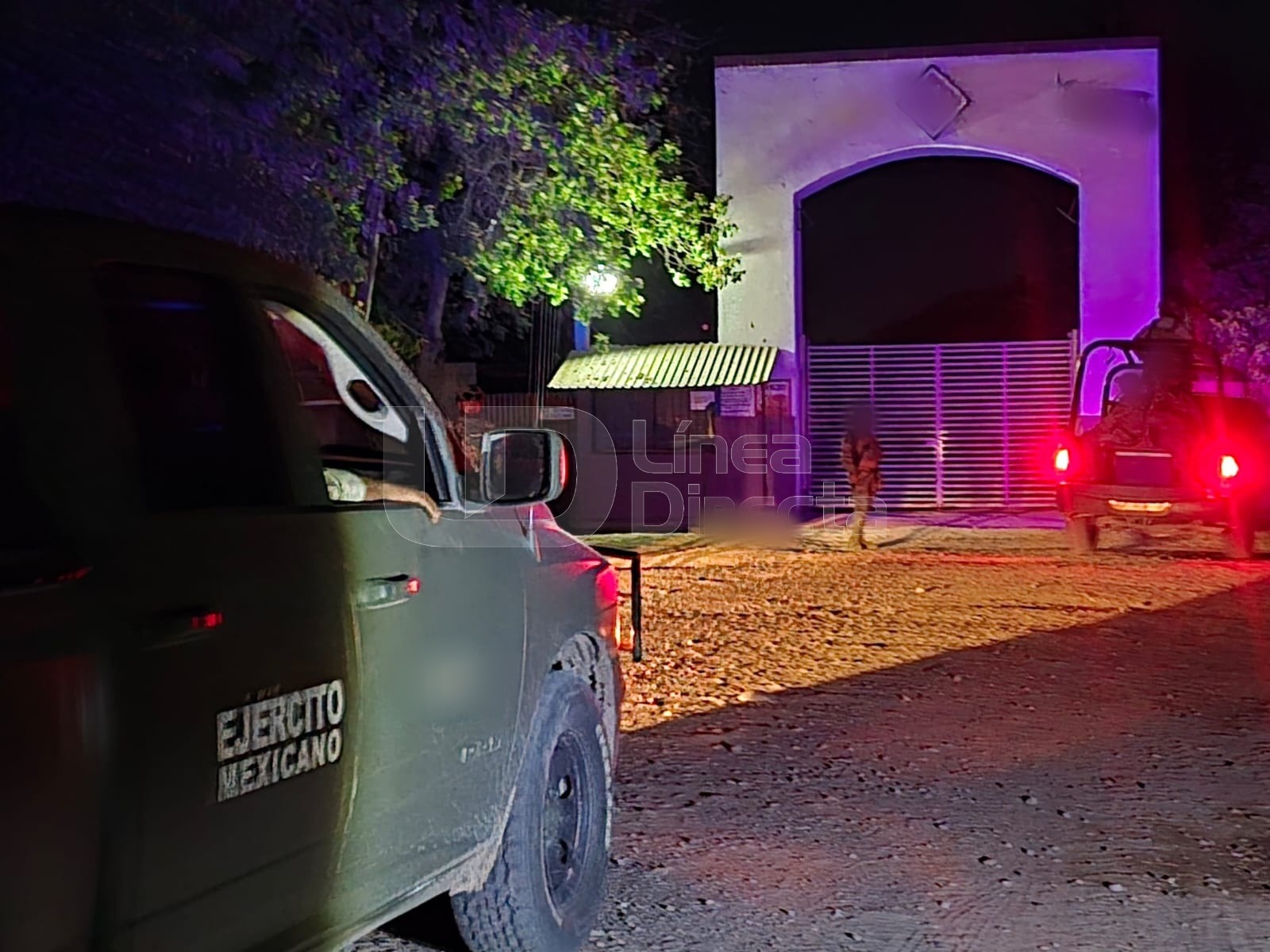 Camioneta del ejército mexicano junto elementos de seguridad