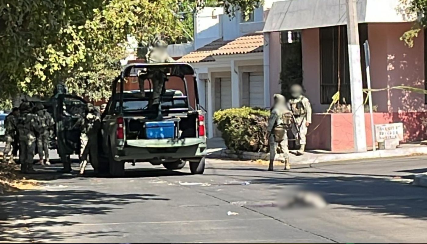 Elementos del ejército mexicano con una camioneta