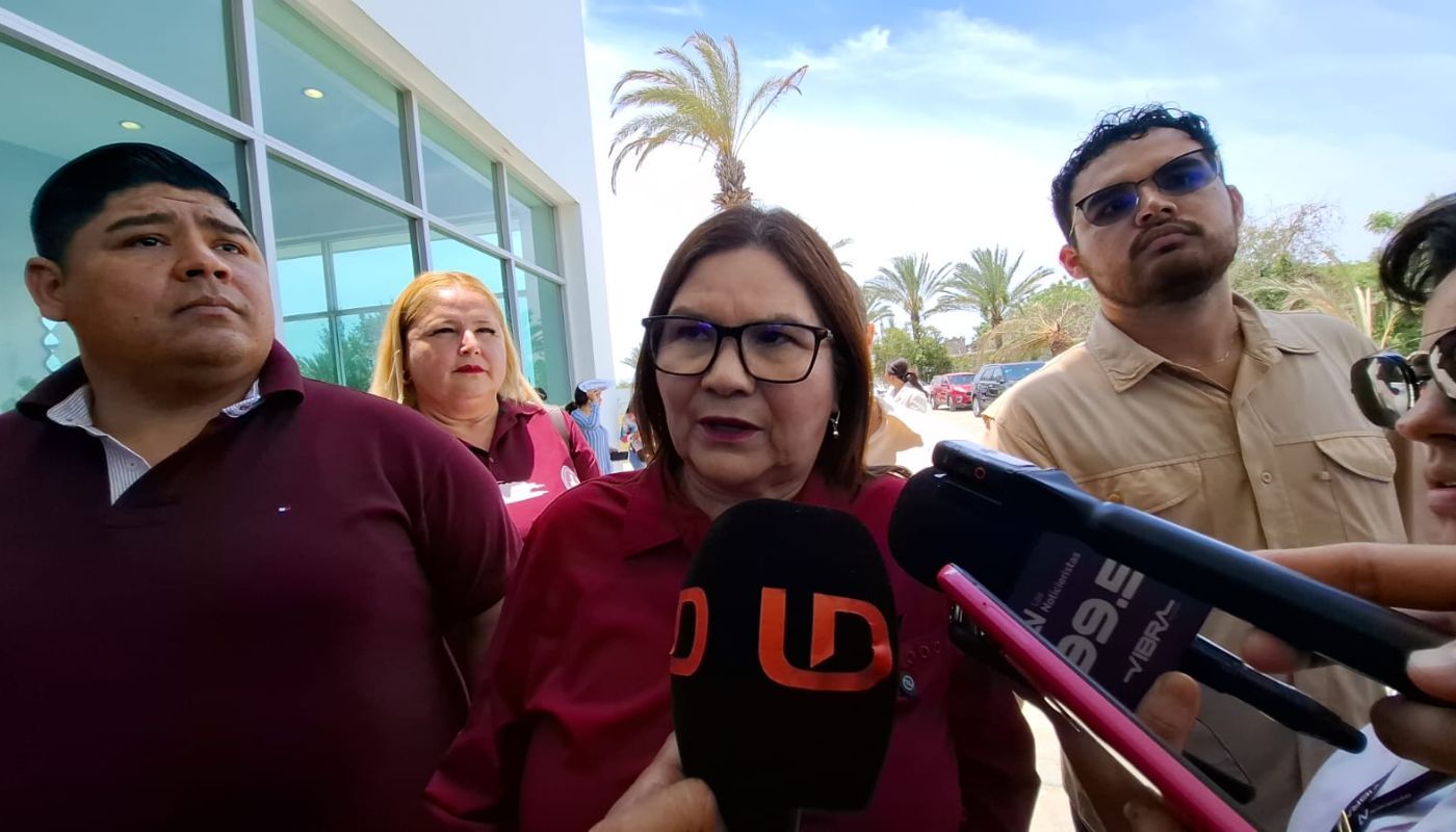 Imelda Castro hablando con los medios