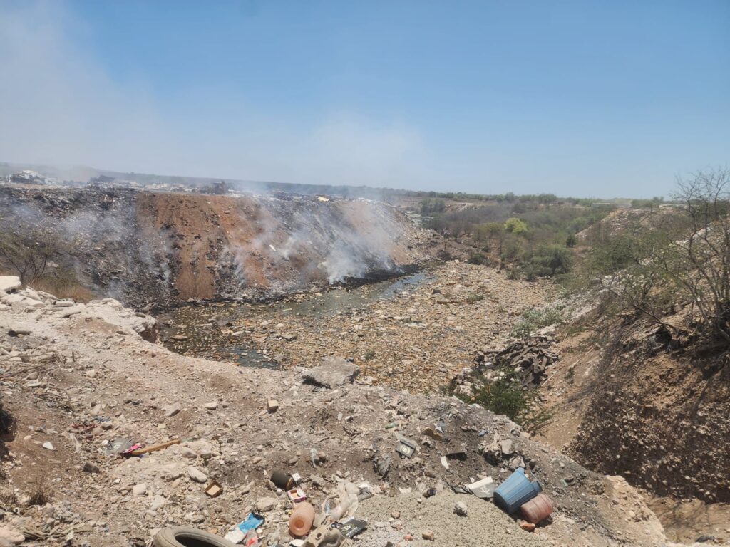 Terreno con humo blanco en el basurón