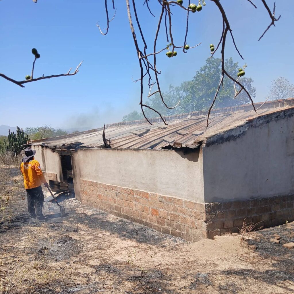 Casa con maleza gris en incendio