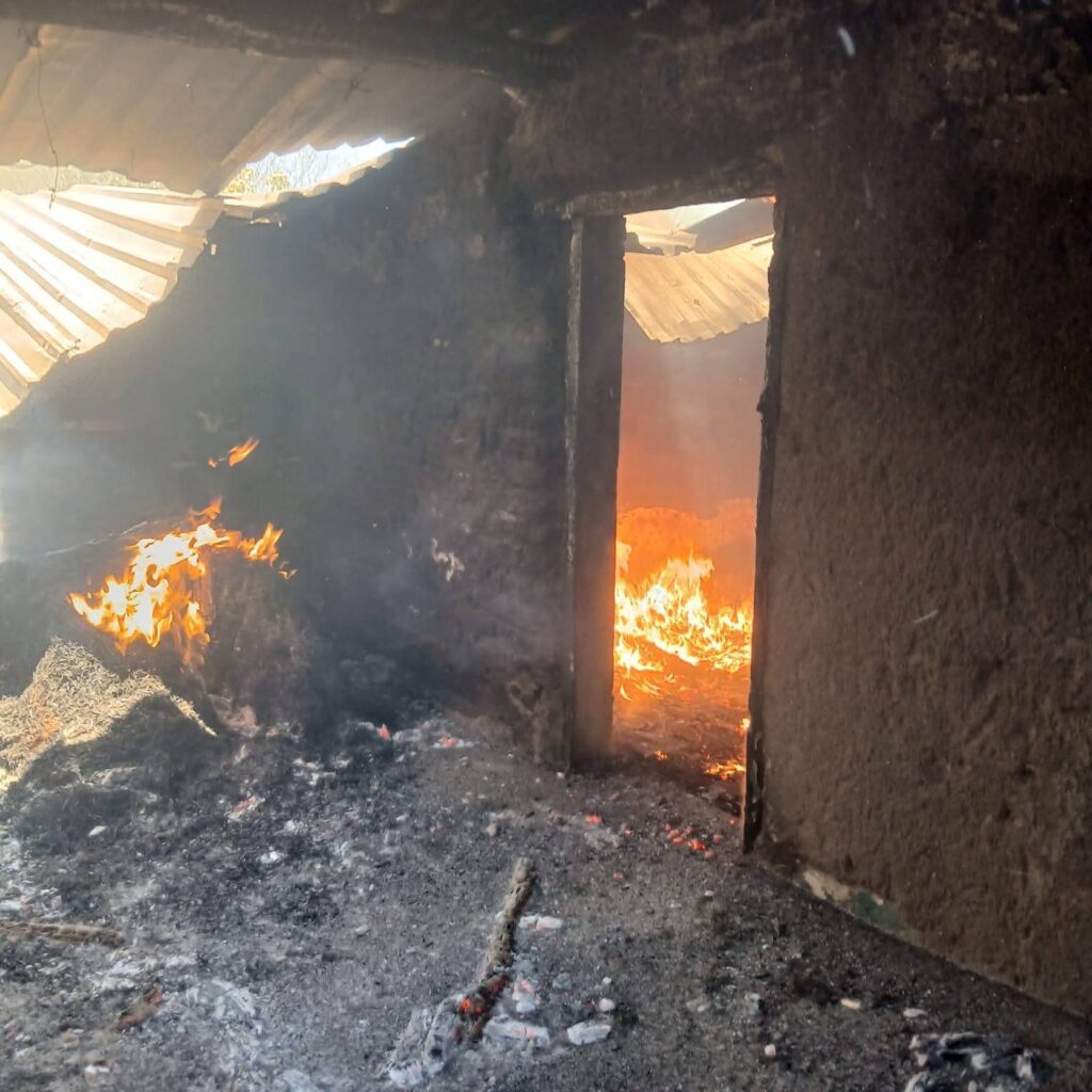 Incendio al interior de una casa con fuego