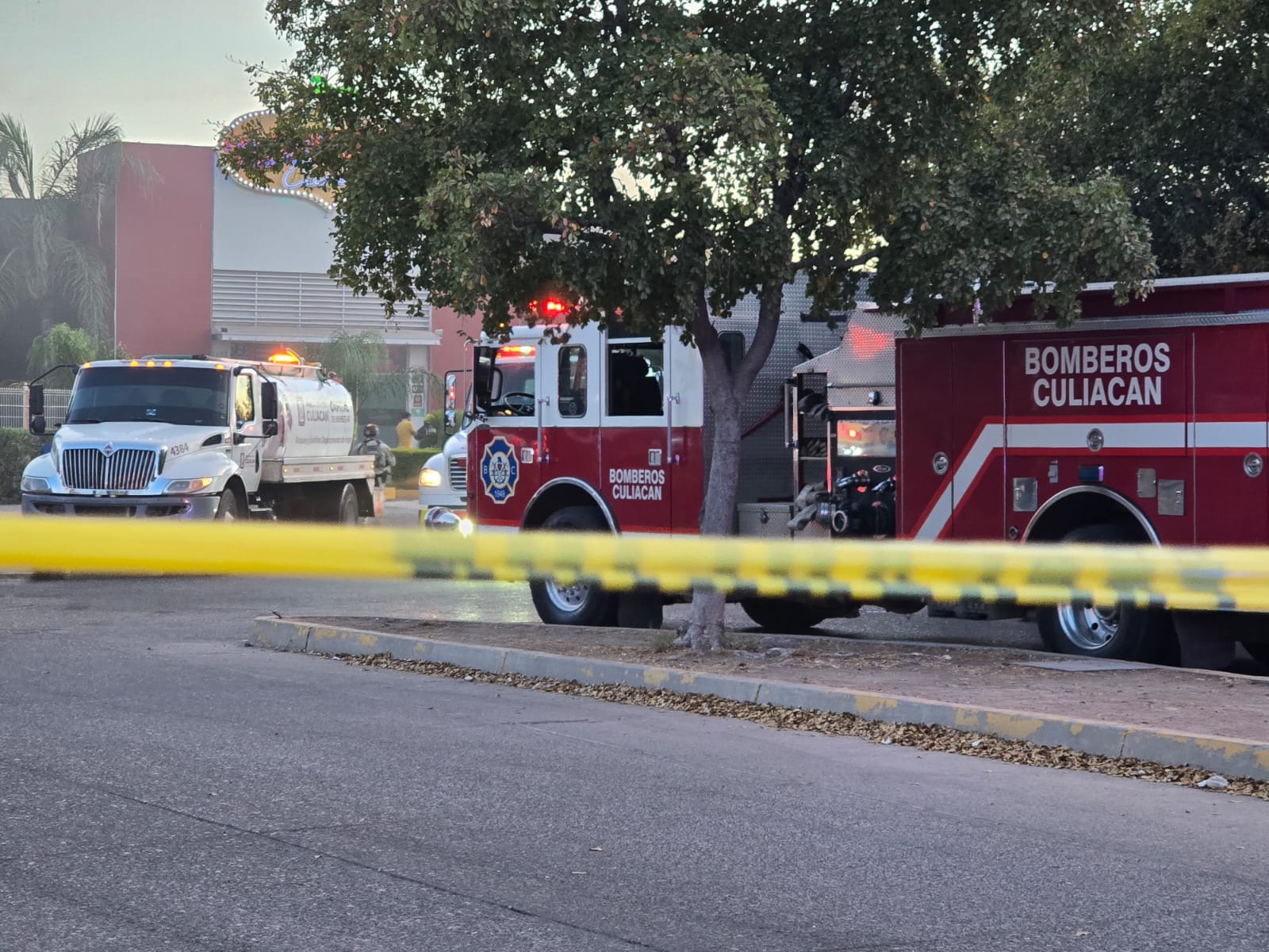 Zona acordonada donde se encuentran Bomberos de Culiacán realizando labores para extinguir el fuego.