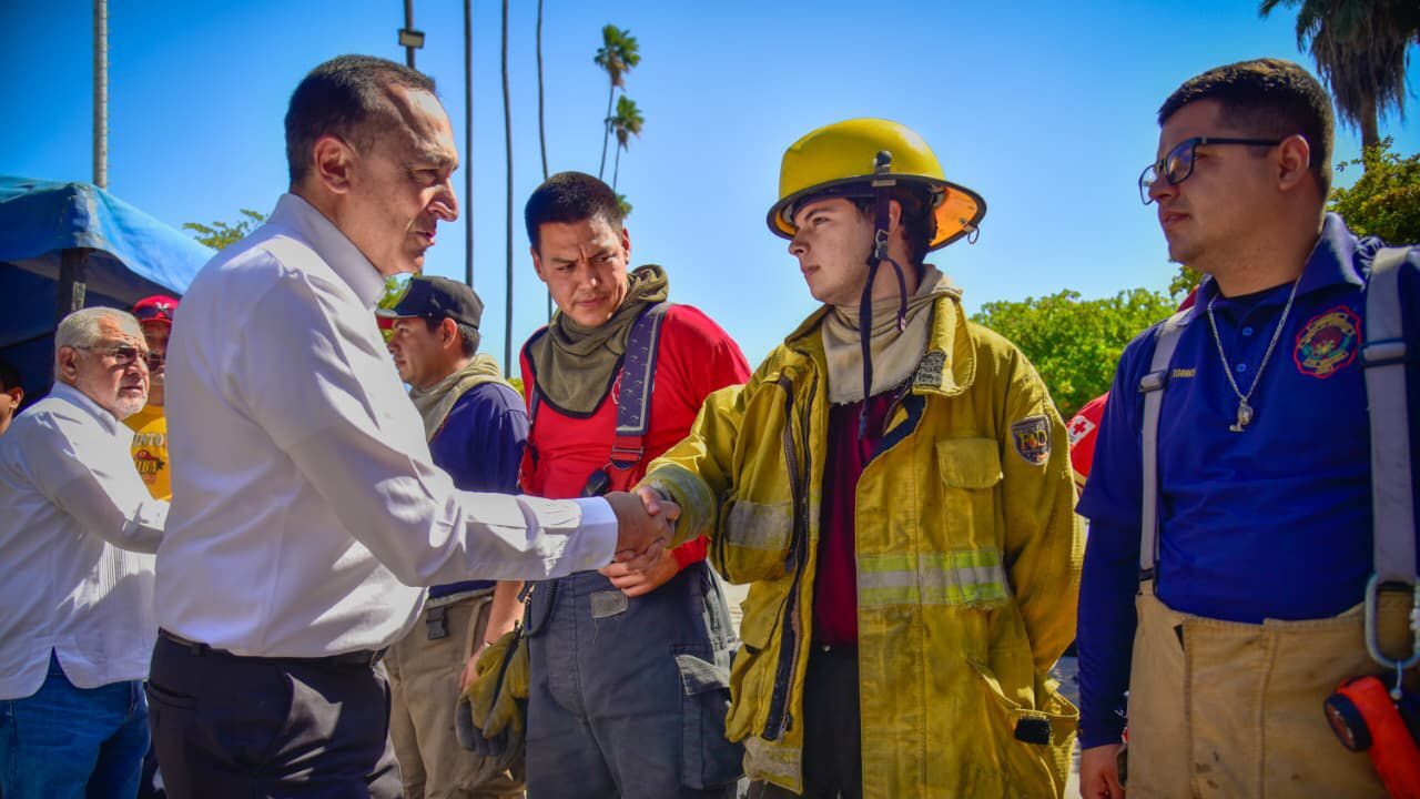 Alcalde de Ahome saludando a cuerpos de emergencia con chaleco amarillo