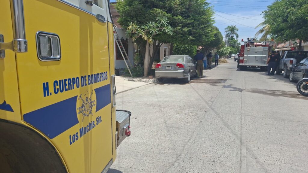 Camión de bomberos amarillo junto a agua en la calle