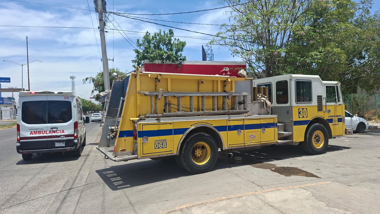 Camión de bomberos color amarillo frente a una casa