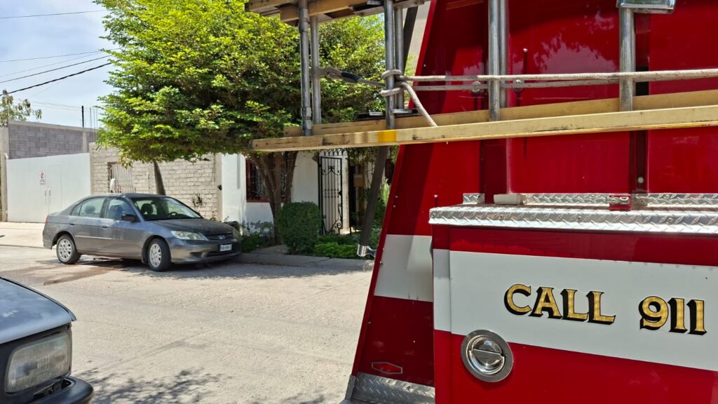Camión de bomberos rojos frente acasa en incendio de Ahome