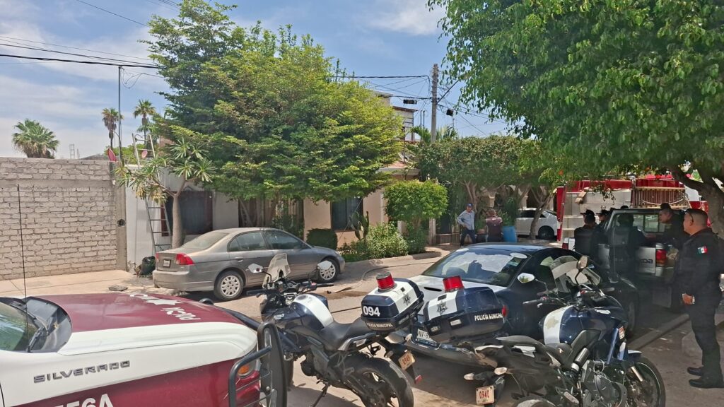 Unidades de motocicletas junto a un camión de bomberos