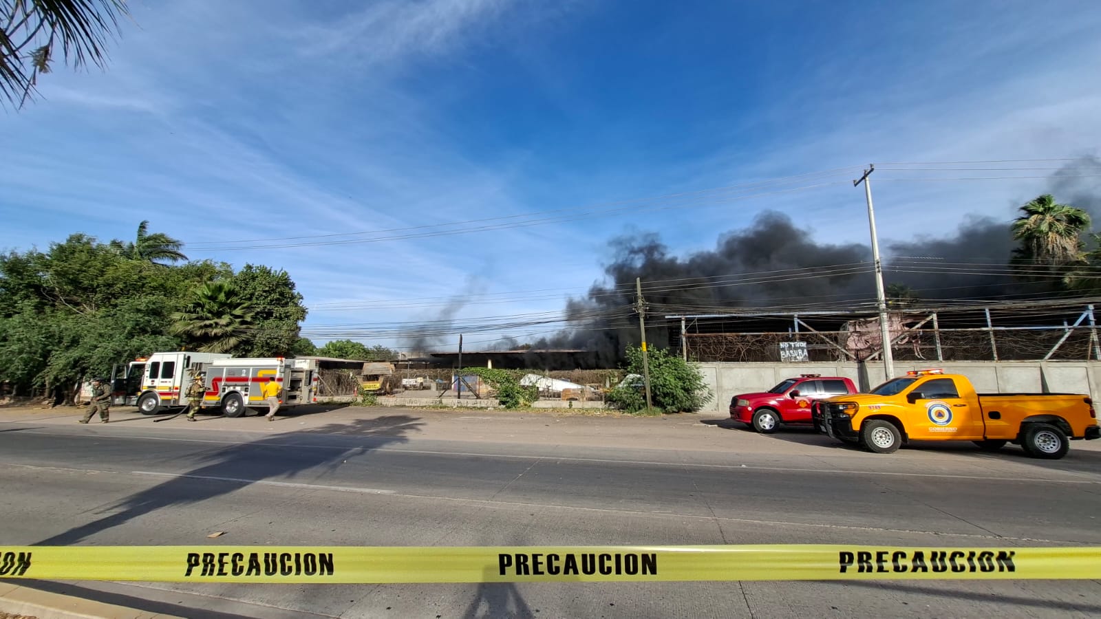 Se incendia taller sobre la carretera Mochis-Topolobampo