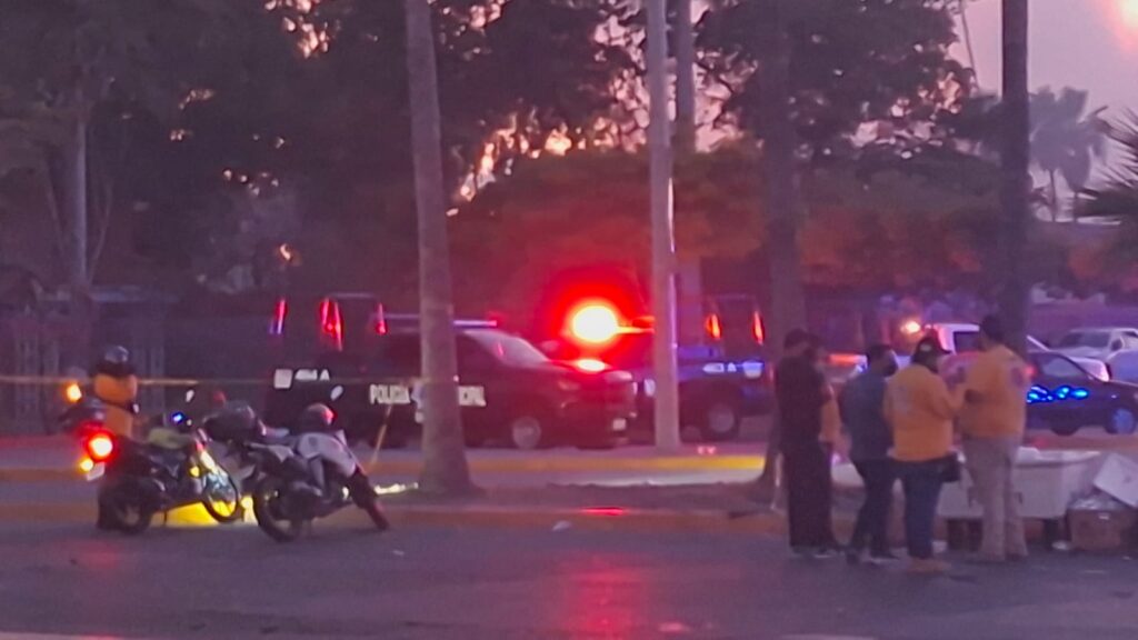 Carro de la policía junto a dos unidades de motocicletas y elementos de protección civil