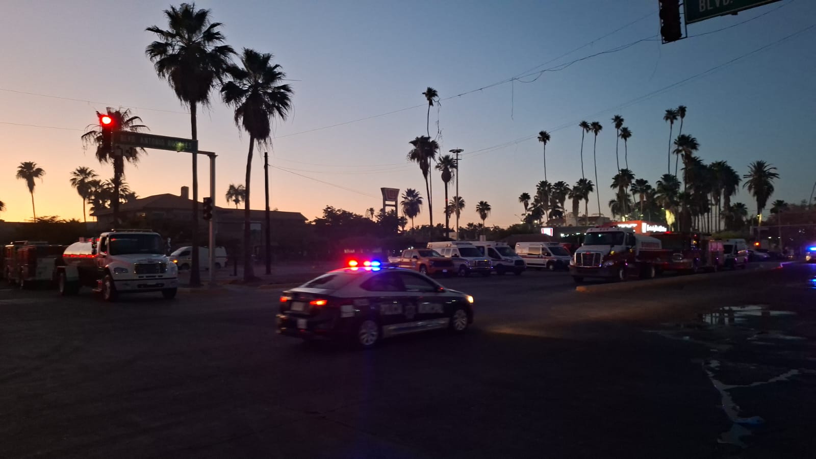 Unidad de la Policía de Ahome con las sirenas encendidas color rojo y azul