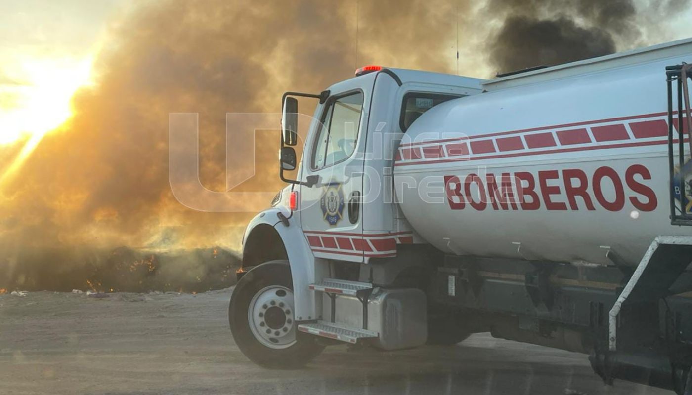 Csmión de bomberos frente a una nube de humo por incendio