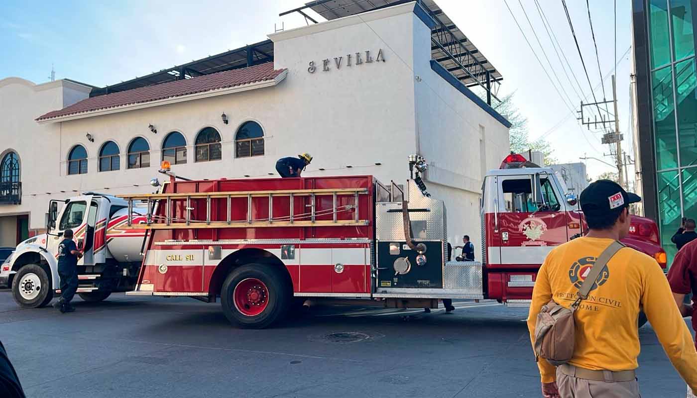Bomberos y Protección Civil atiende incendio en Centro de Los Mochis