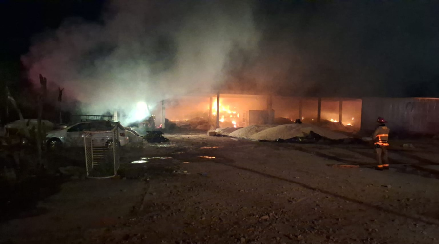 Incendio en una terminal de camiones 