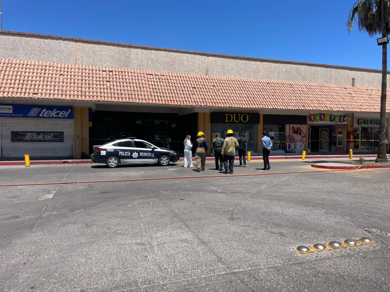 Personal de la Fiscalía realiza los peritajes al interior de la Plaza Fiesta Las Palmas en Los Mochis