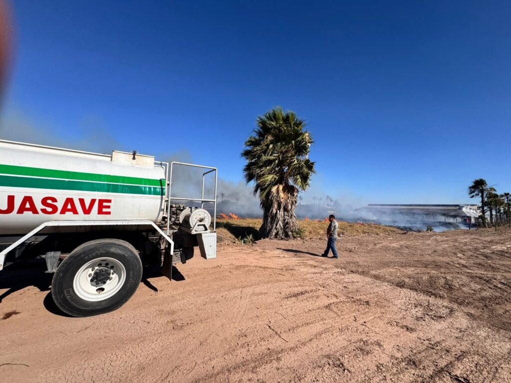 Bomberos de Guasave con pipa en incendio de predio
