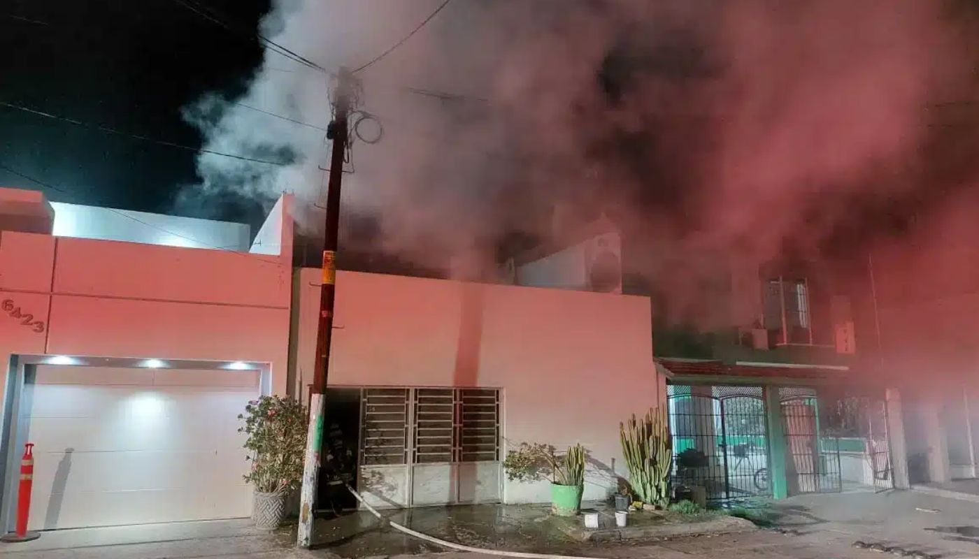 Vivienda de la que está saliendo humo negro por la parte de arriba