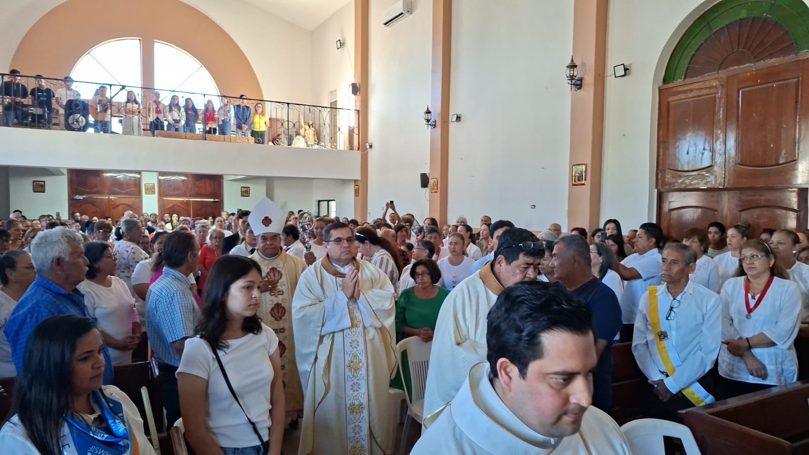 Obispo encabeza acto de reparación tras profanación en iglesia