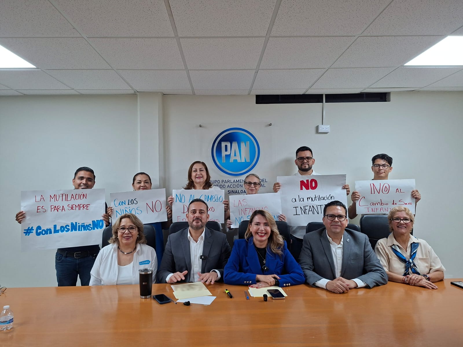 Diputados e integrantes del PAN con carteles
