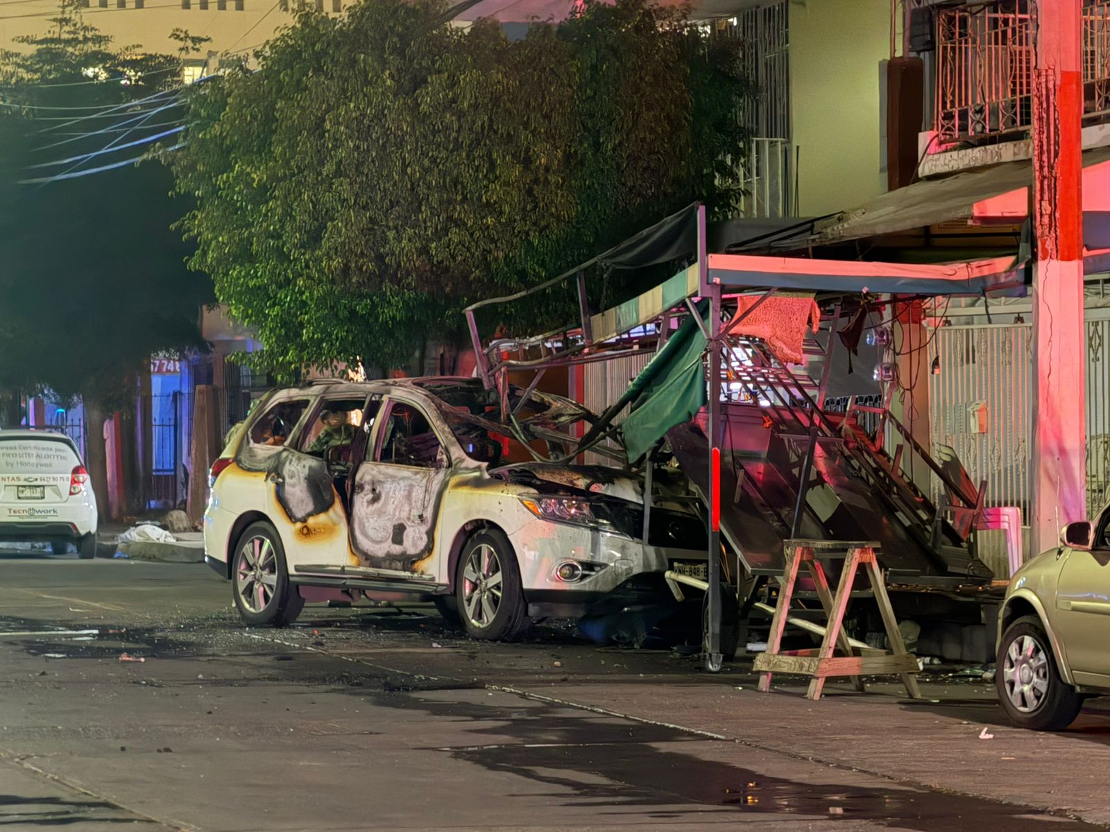 Persecución y balacera deja local de mariscos incendiado