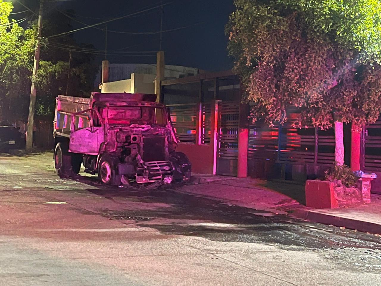 Con vehículos en llamas vandalizan inmueble y locales comerciales