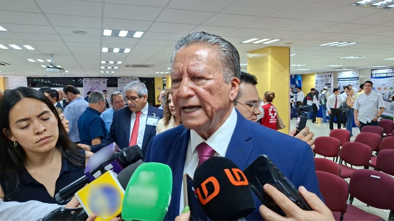 Hombre hablando por micrófonos de noticieros