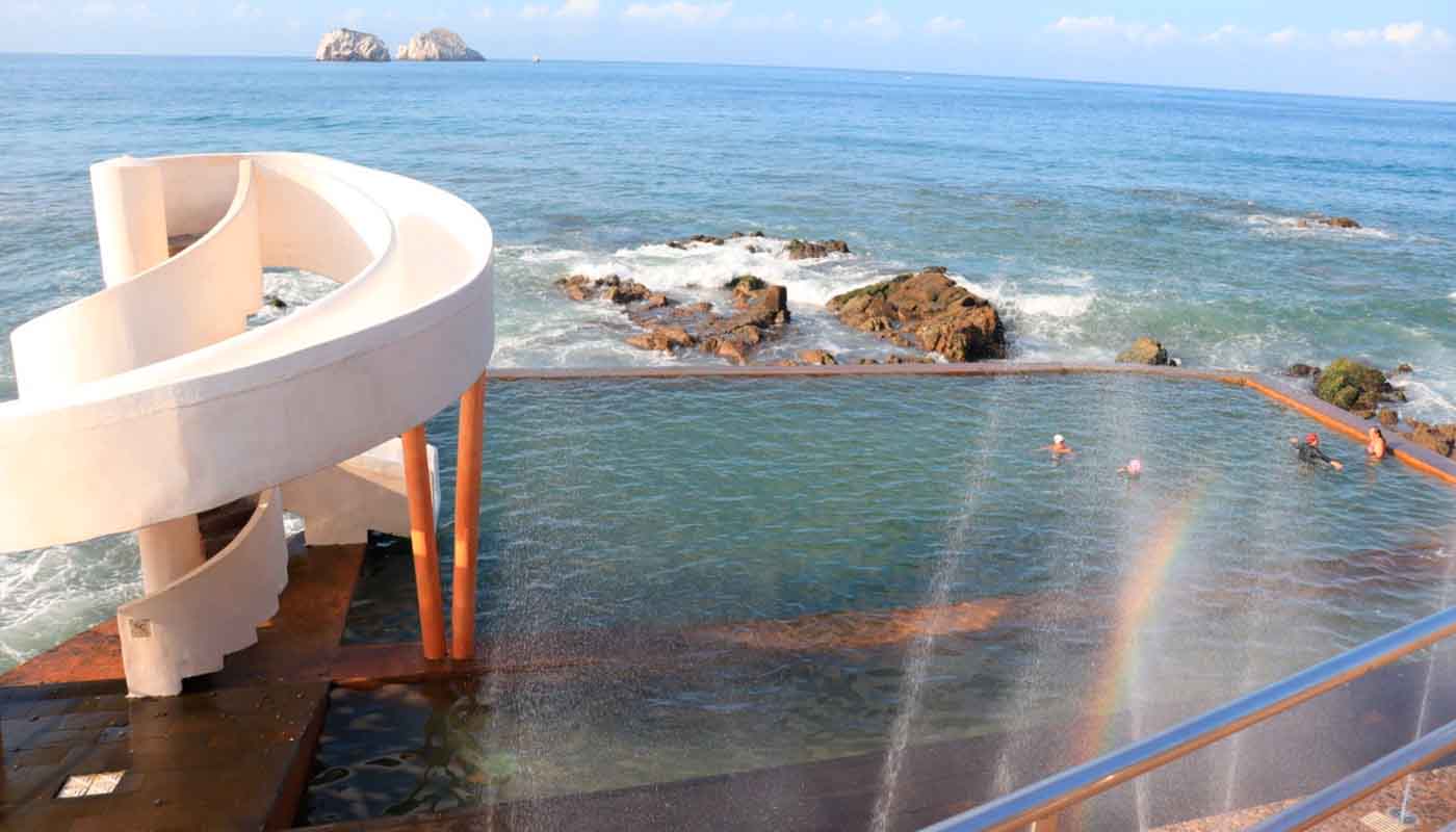 Carpa Olivera, alberca en mar de Mazatlán
