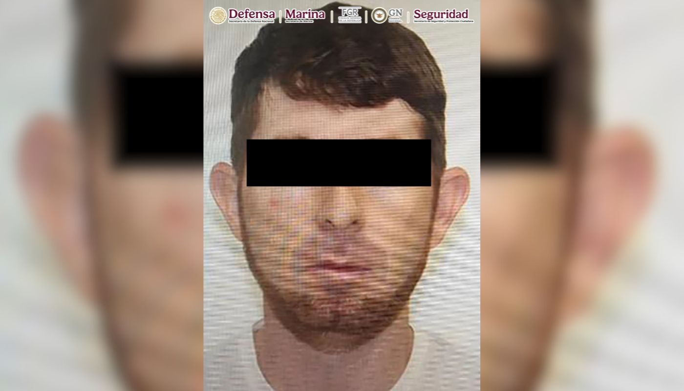 Mugshot de un hombre con el rostro cubierto, Isaí sobrino de El Chapo