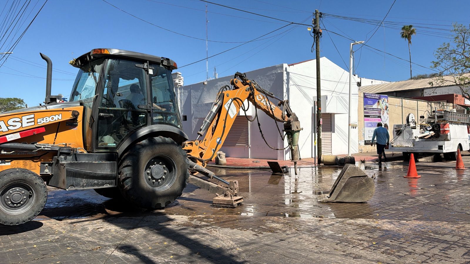 Máquinas de trabajo en calle haciendo reparaciones