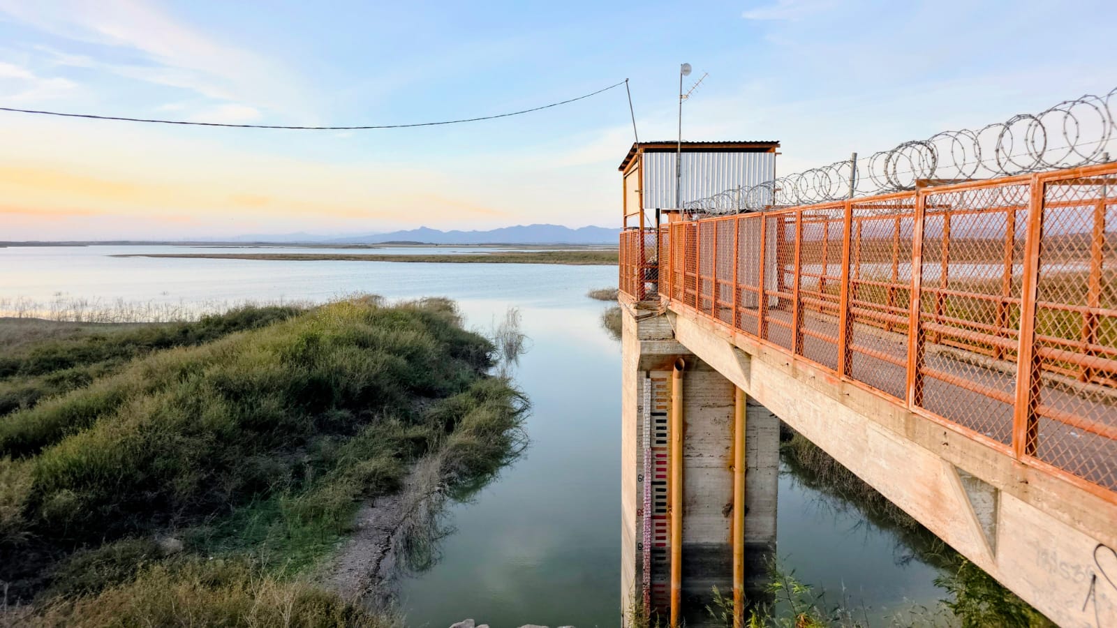Presa de agua con puente y árboles alrededor
