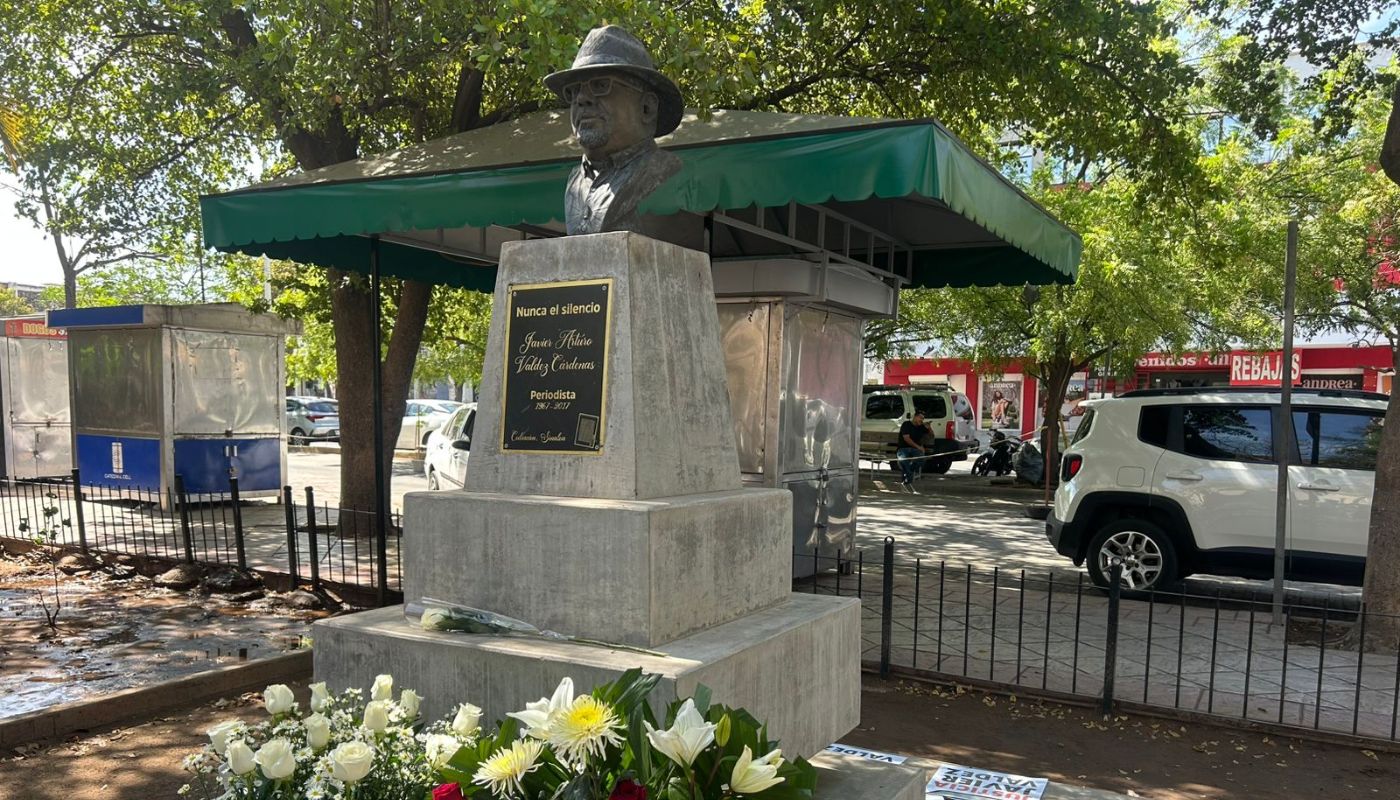 Estatua honorifica a Javier Valdez