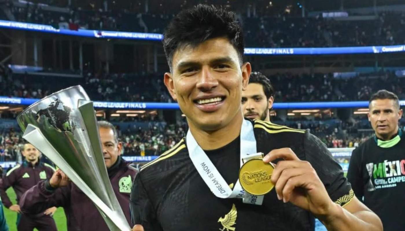 Jesús Gallardo con trofeo y medalla