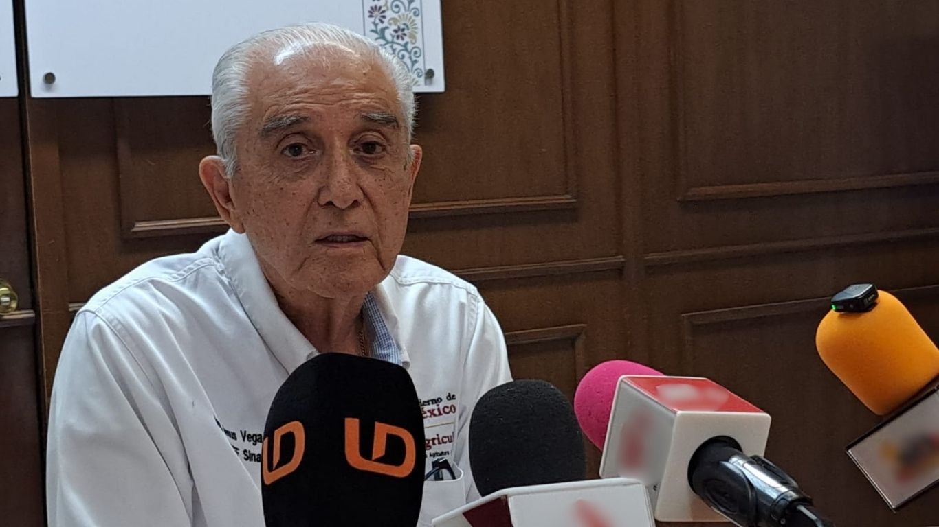 Jesús Vega hablando por micrófonos de noticieros