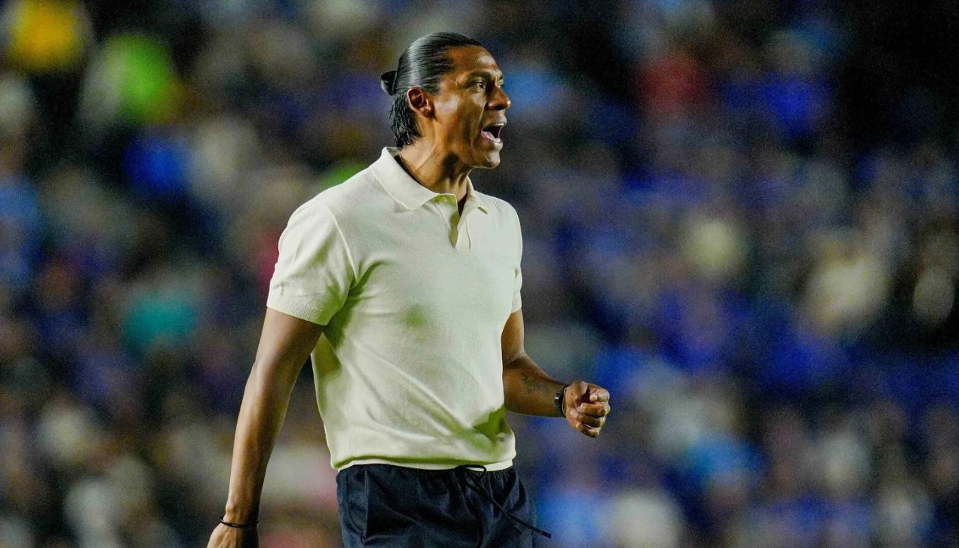 Huiqui, exjugador del Cruz Azul, en un estadio durante un partido de futbol