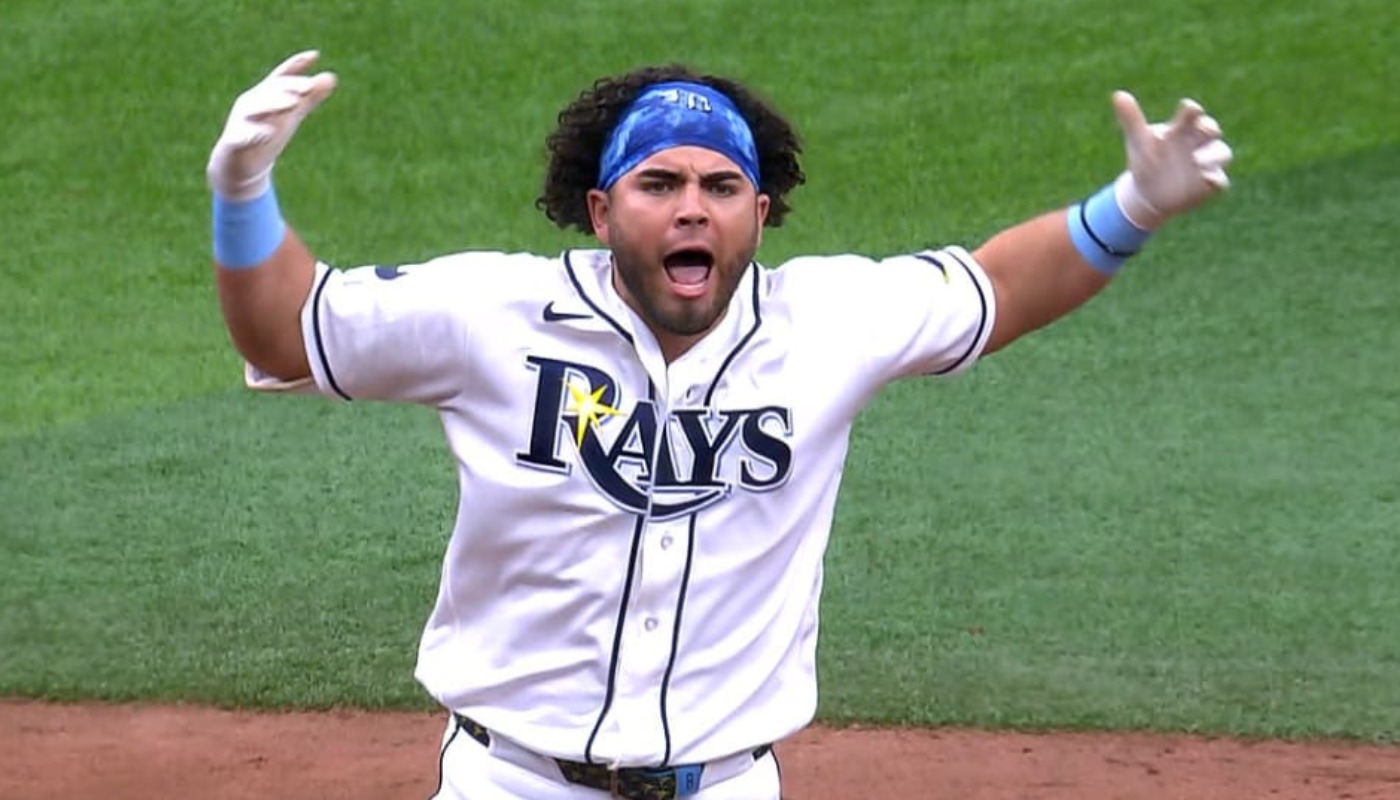 Jonathan Aranda gritando con las manos arriba y la casaca de los Rays