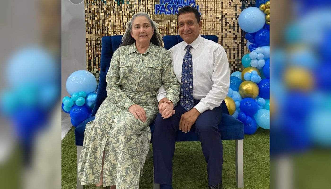 Dos personas sentadas posando para la foto