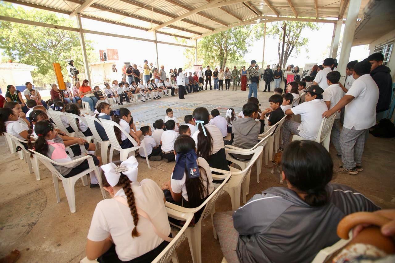 Estudiantes de primaria en explanada sentados