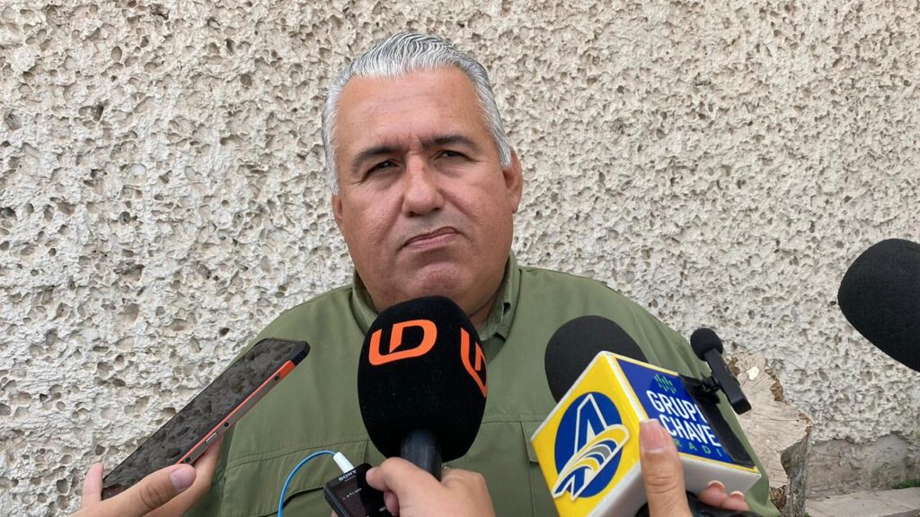 José Luis García Navarro hablando con medios