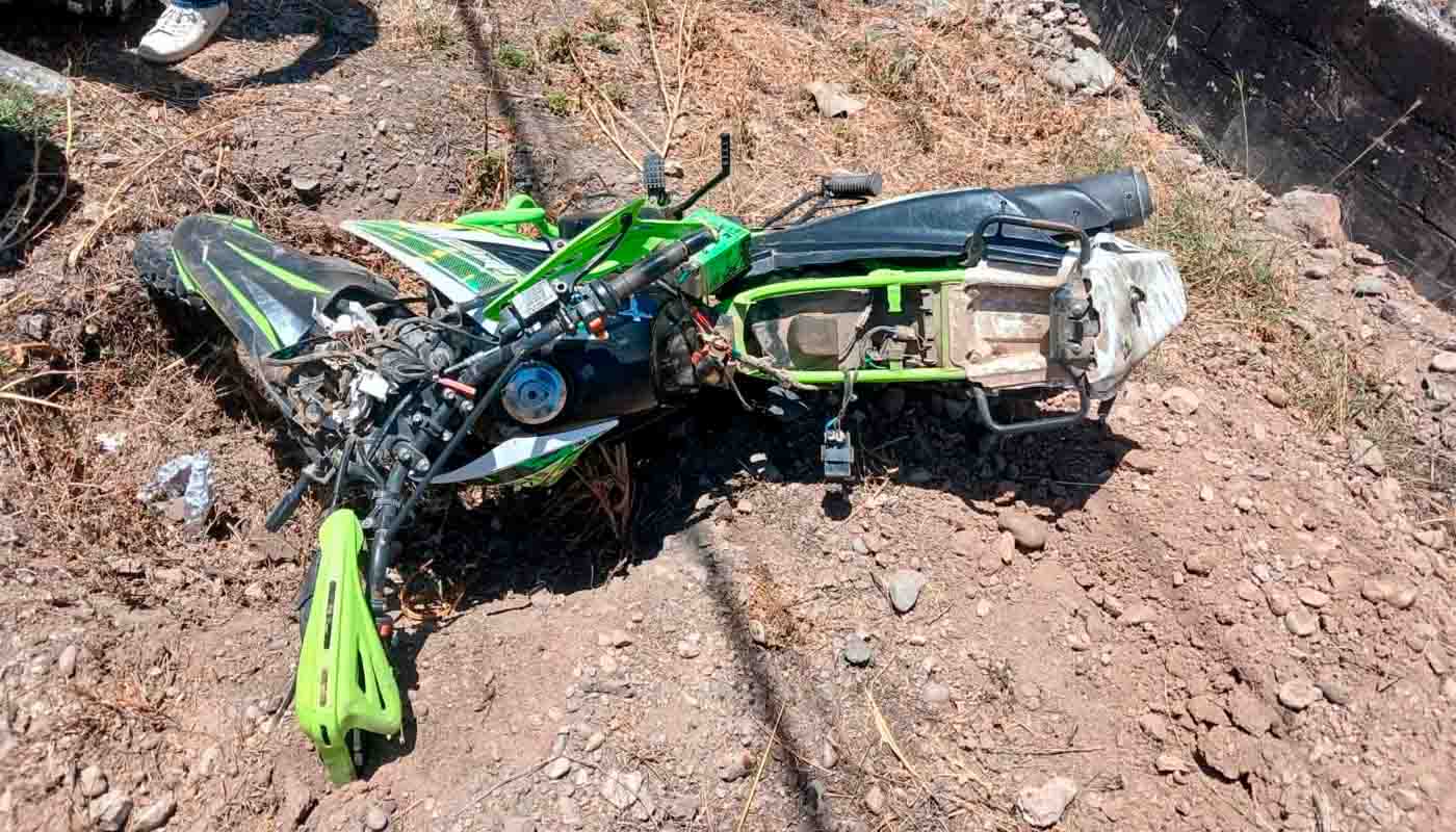 Motocicleta dañada por accidente en Mazatlán