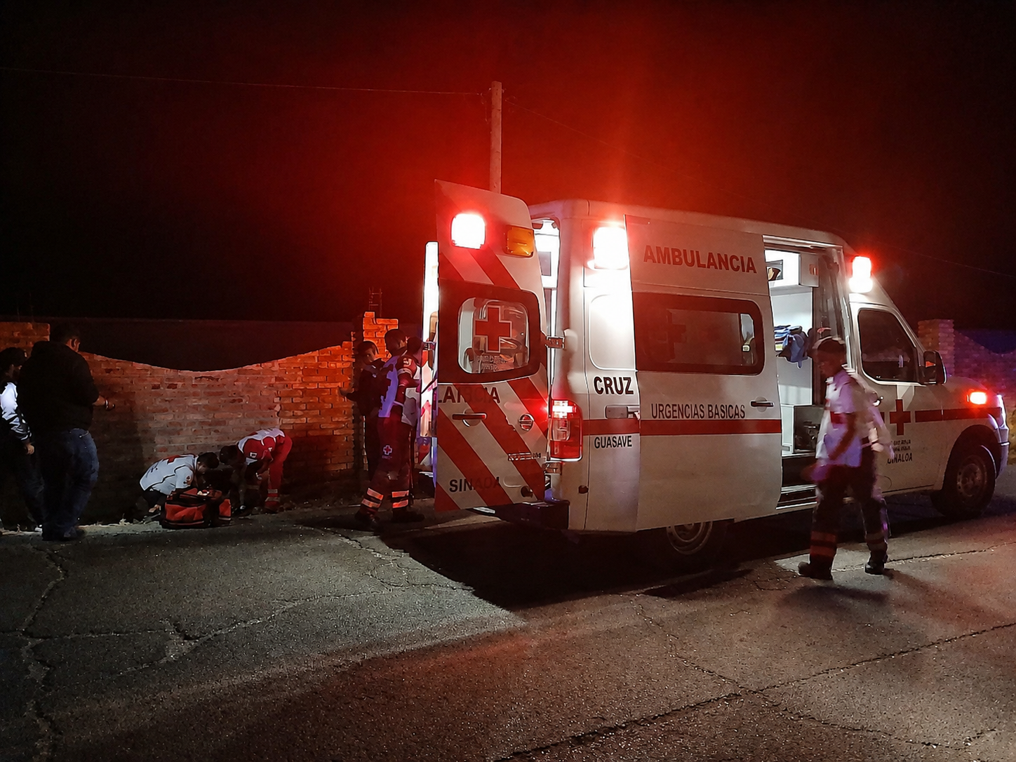 Ambulancia de Cruz Roja y paramedicos atendiendo accidente