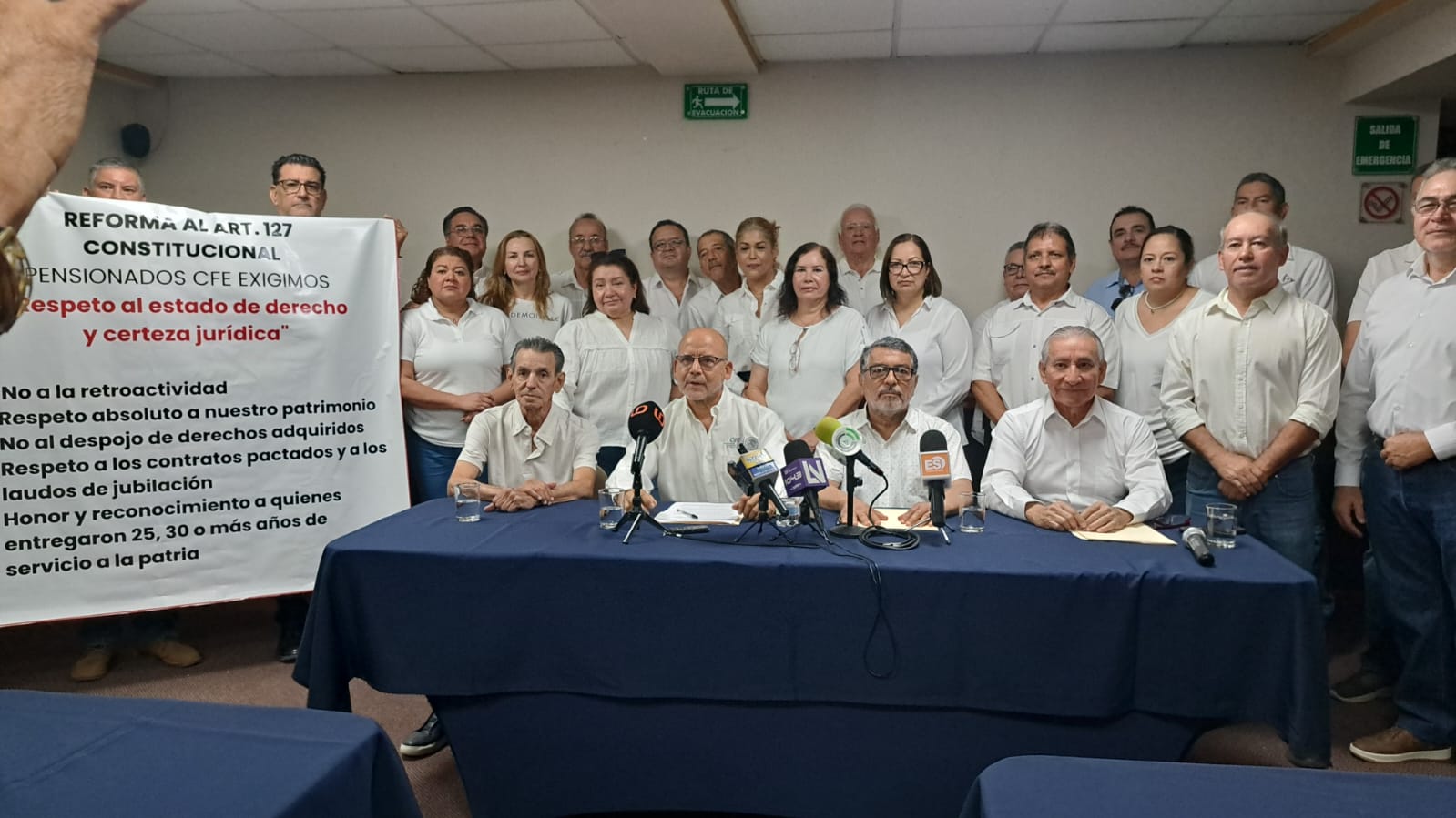 Conferencia de presna con integrantes de movimiento de jubilados de la CFE con camisas blancas