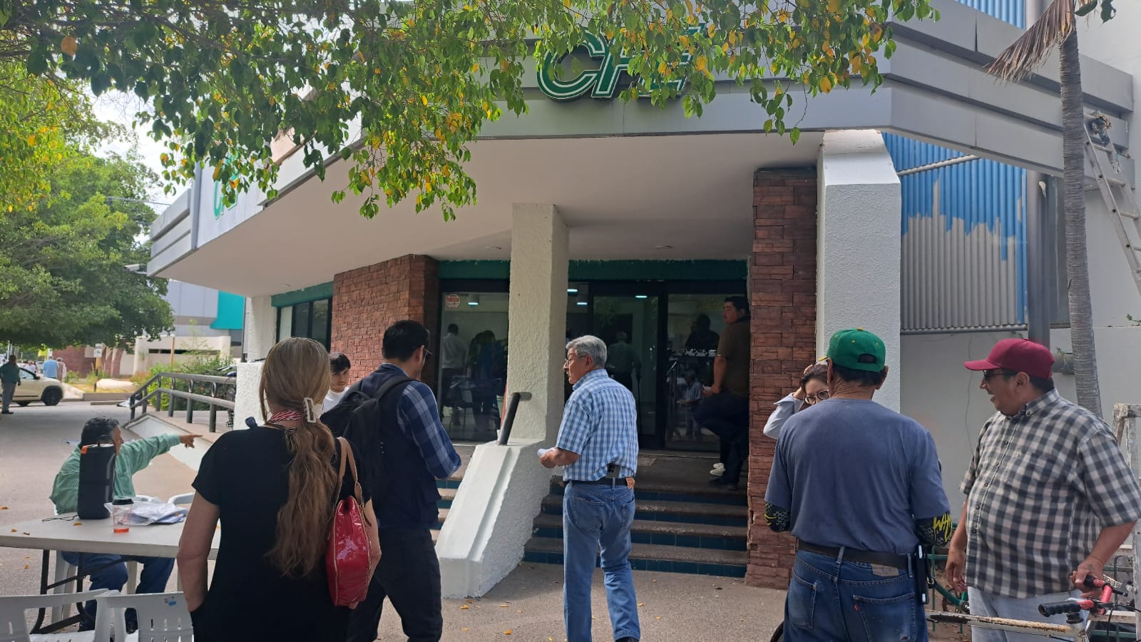 Personas afuera de las instalaciones de la CFE en Ahome