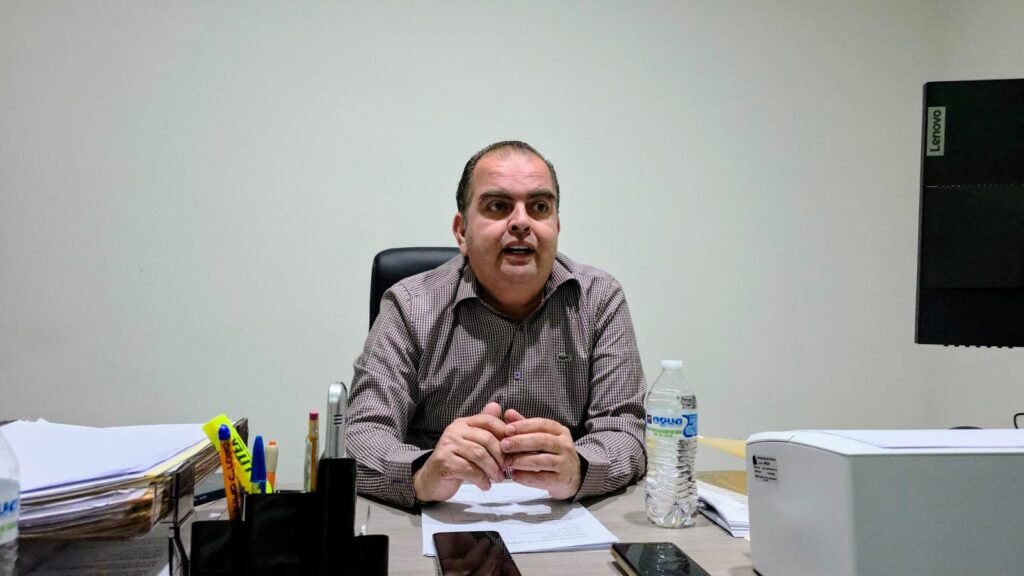 Hombre sentado en un escritorio