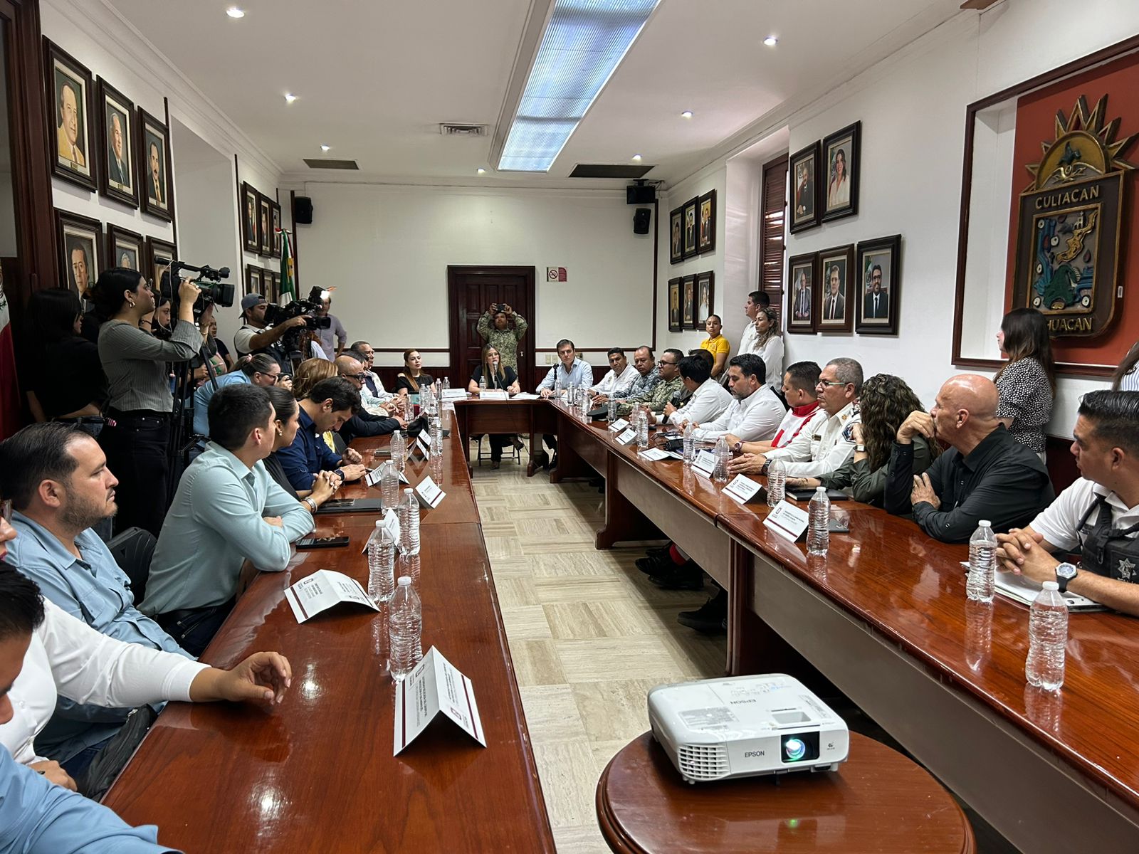 Personas en reunión en sala de juntas