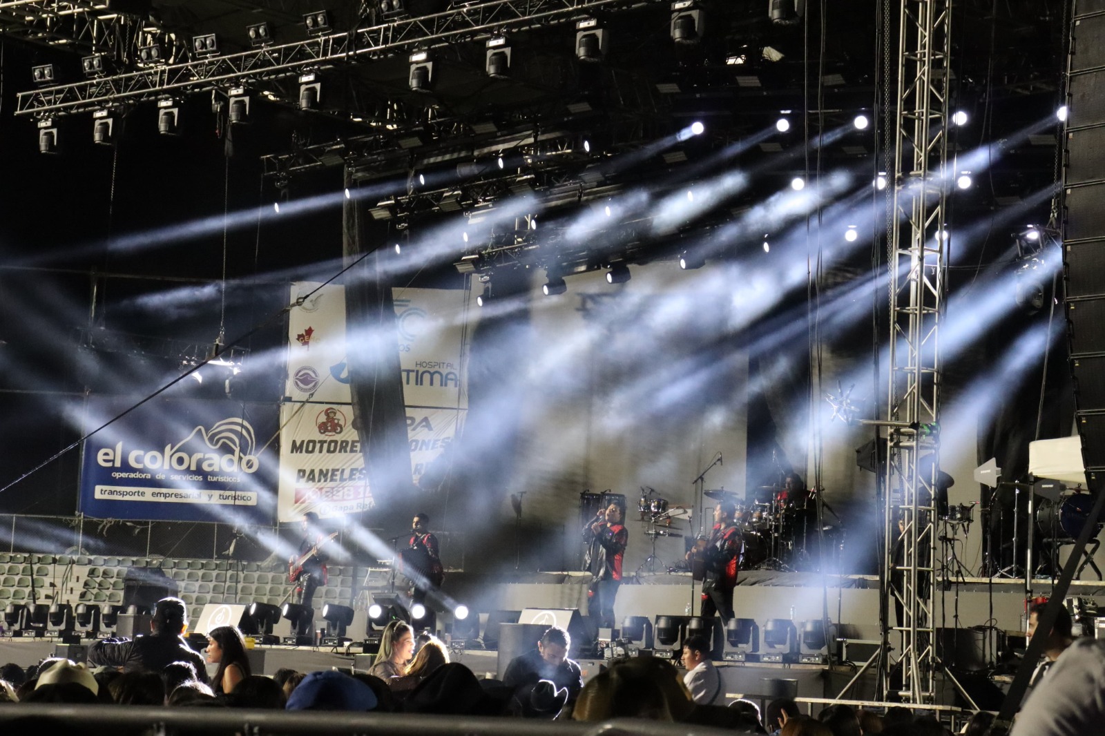 Escenario con luces blancas y humo en el Chevron Park