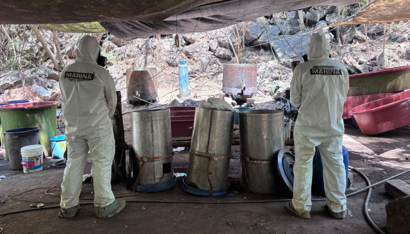 Autoridades de seguridad de espaldas y detrás artefactos para realizar droga