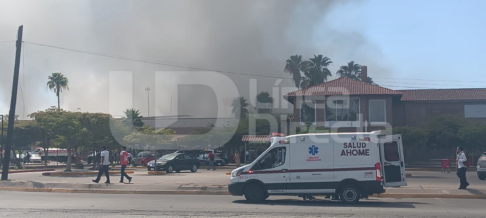 Ambulancia de Salud Ahome junto a fuerte cortina de humo negra