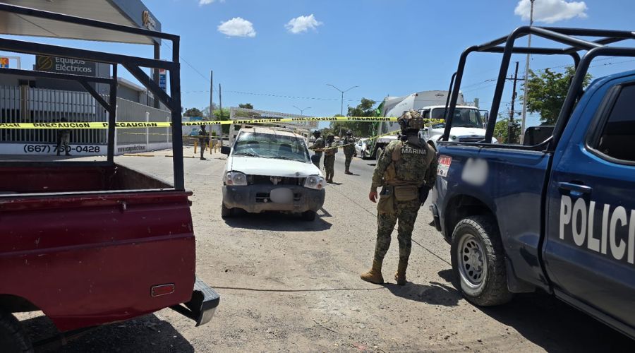 Vehículo blanco dentro de una zona asegurada y oficiales y unidades de policía alrededor