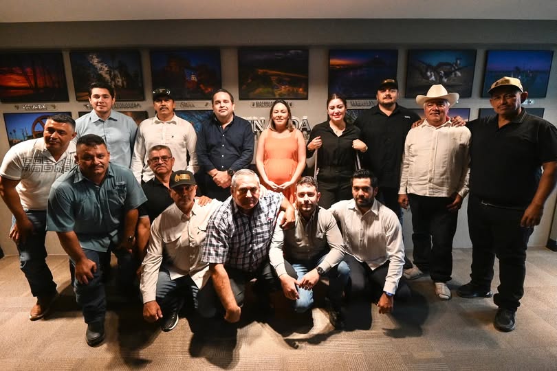 Yeraldine Bonilla junto a lideres pesqueros en Palacio de Gobierno