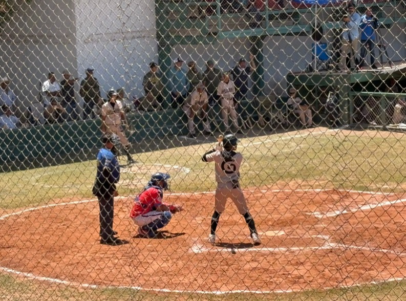 Ampayer junto a catcher y bateador en el campo de beisbol